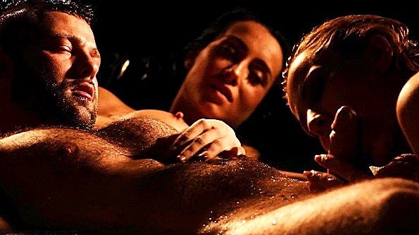 Массаж плеч девушки продолжился жестким сексом