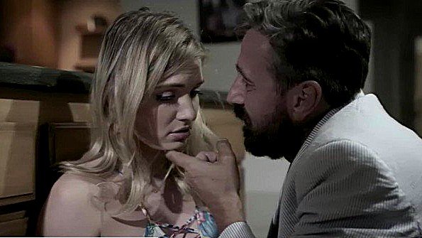 Соблазнительная служанка умело соблазняет своего хозяина