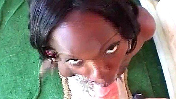 Кокетка в развратном трико синяя на фотоаппарате