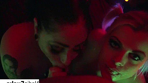 Она пришла к чернокожему мужчине в нижнем белье и предложила ему анальный секс