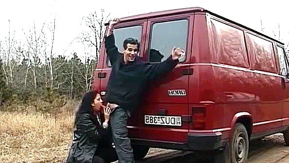 Возбужденная блондинка разделась догола для секса