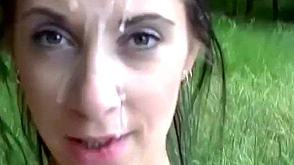 Сексуальная красотка мастурбирует в солярии