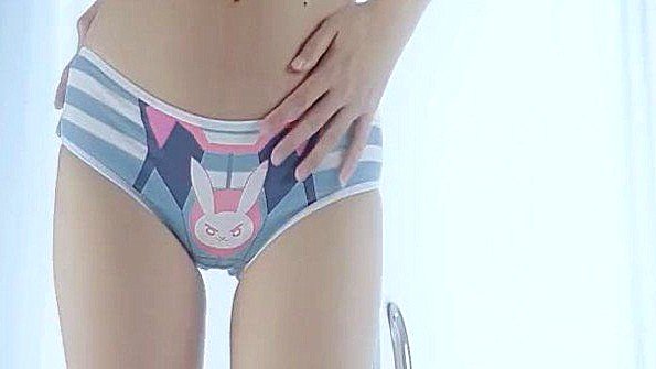 Он положил перо кокетливой черноты взрослой самки и спал с ней жадно