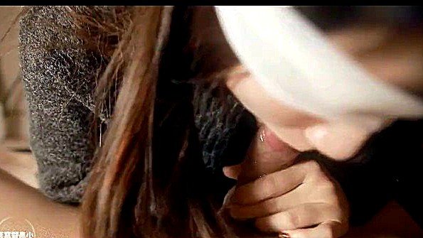 Красавица делает своему супругу легкий минет