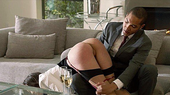 Она оттягивает трусики в сторону, чтобы засунуть туда резиновый башмак