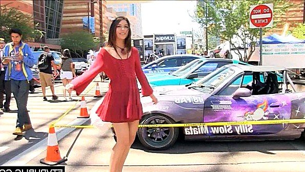 Очень трудно отказать в сексе этой горячей мамочке