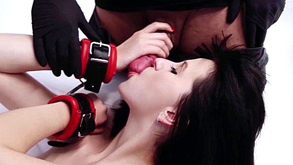 Две кокетливые девушки занялись жестким анальным сексом с парнем