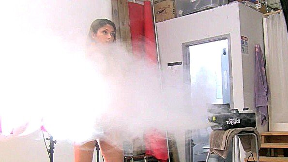 Черная флиртует, не стесняясь, занимаясь продажным сексом