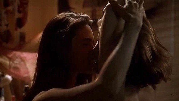 Взрослая женщина в монокле раздевается и трахается с парнем в постели