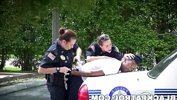 Групповая встреча с азиатской женщиной в кофейне заканчивается сексом