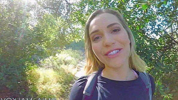 Жесткий секс между женщиной и мужчиной в месте, где гуляют