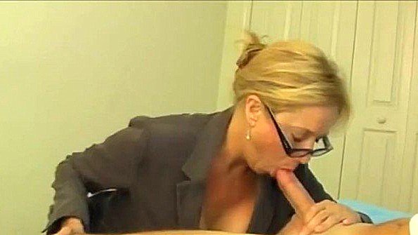 Он трахает свою девушку очень открыто и доставляет ей удовольствие