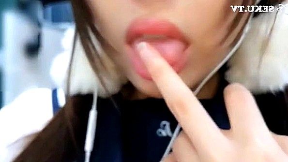 Взрослая чернокожая женщина готова управлять сыщиком своего партнера