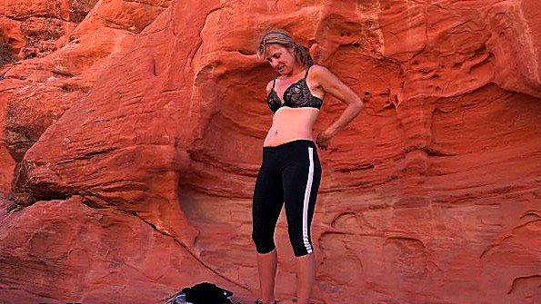 Кокетка любит слизывать соль с пизды своей пышногрудой подруги