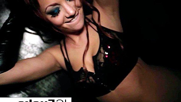 Девушка собирается трахнуть друга своего отца и не стесняется