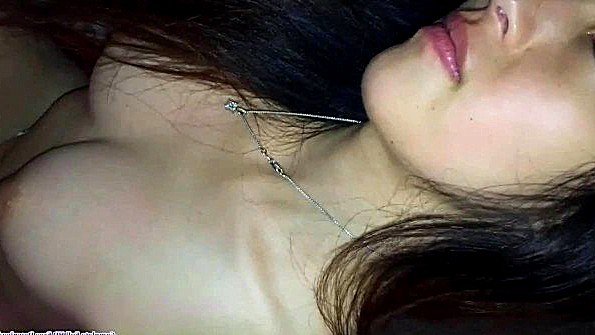 Сыщик из дыры в стене спит вместе с сучкой в ​​заднице