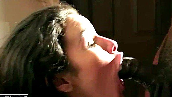 Она подходит к парню в постели и просит его заняться с ней сексом