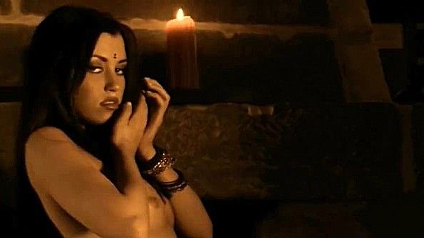 Взрослая японка раздвигает влагалище и приглашает фаллос войти внутрь