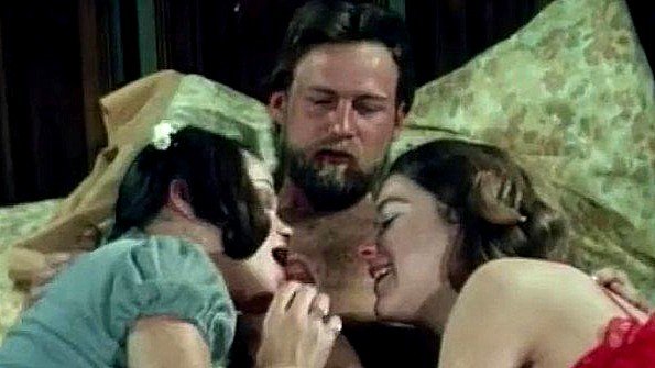 Она отсасывает парню в машине и спит с ним в офисе