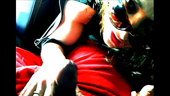 Я плаваю в бассейне и готова к сексу с богатым человеком