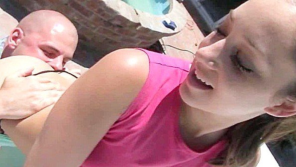 Коррумпированная шлюха устроила попойку