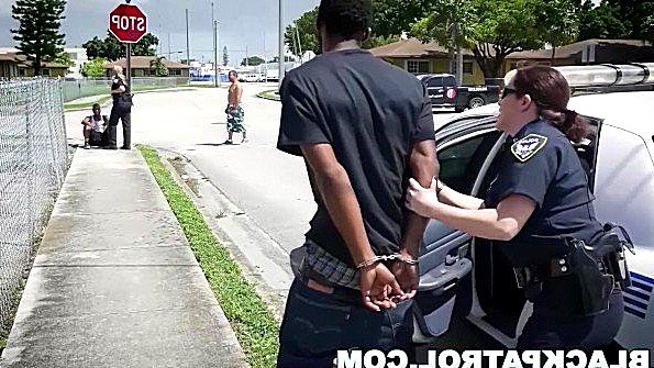 Они сняли корсет и занялись сексом на земле