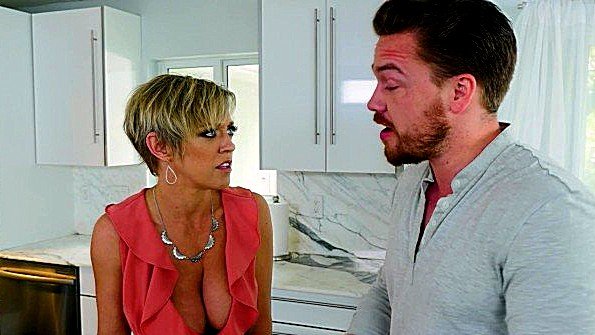 Я пришел в ванную к своей девушке и занялся с ней сексом в попку