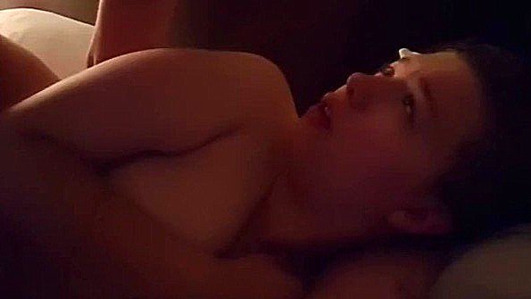 Получил деньги и смотрю, как его девушка трахается