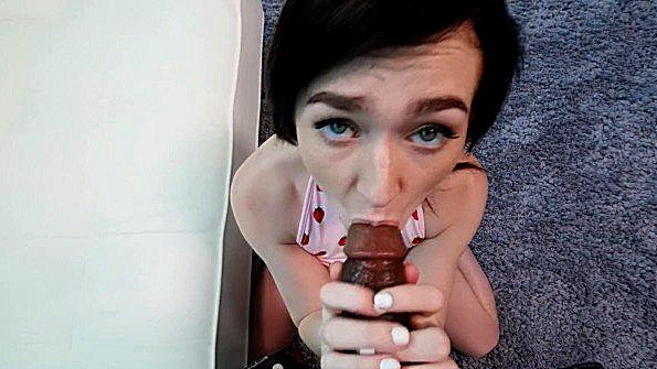 Грудастая малышка смело трахает себя до оргазма