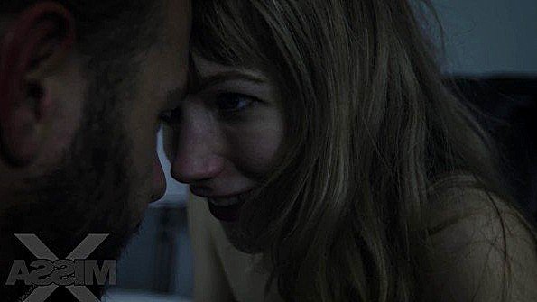 Синяя мисс в нижнем белье и чулках нагло трахает мужчину