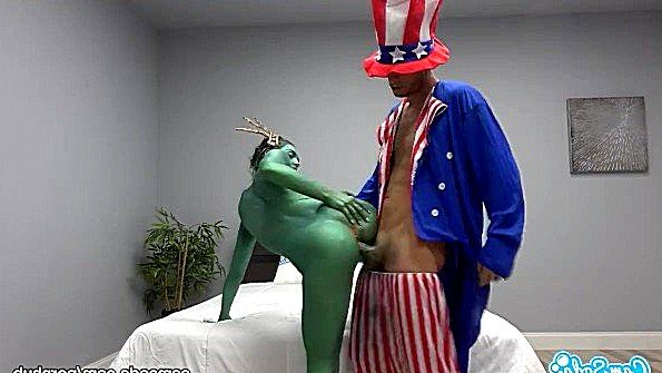 Женщина-родительница готова показать своей девочке, как прилично сосать резинку