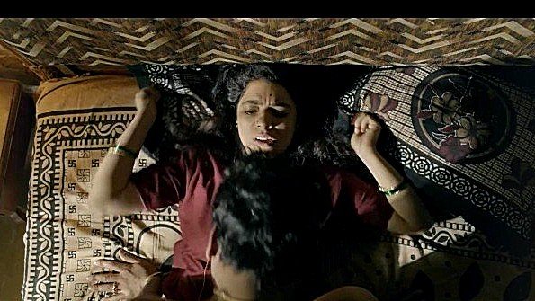 Чернокожий мужчина приходит к взрослой женщине в парной и спит с ней там