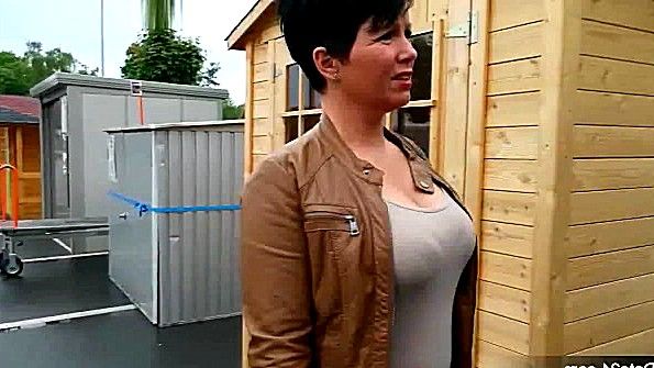 Сексуальная любительница ласкает себя прекрасным способом