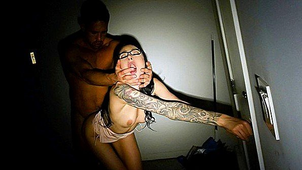 Сексуальный раб в жарком запое в частном бейсбольном клубе