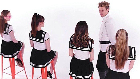 Он снимает с суки купальник и тут же пытается с ней переспать