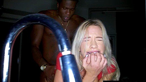 Сестра пришла в спортзал к своему брату, чтобы потрахаться