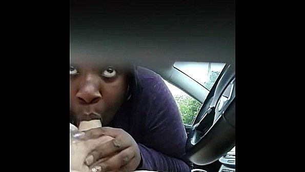 Замужняя женщина наслаждается сексом со своим чернокожим любовником