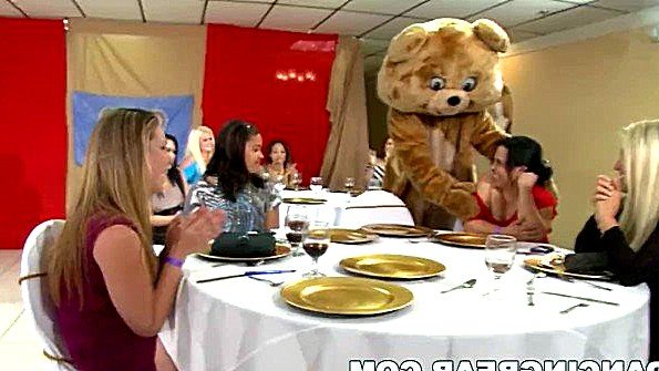 Малышка сосёт член и получает естественное удовольствие