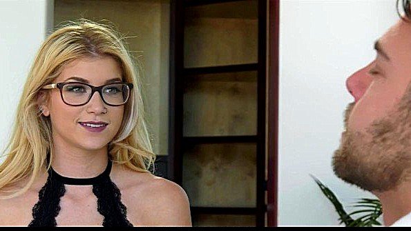 Я делю кровать с моей младшей сестрой