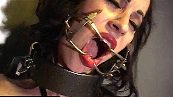 Агрессивная блондинка кричит от жестокого секса