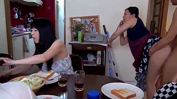 Две распутные малышки занимаются драмой с парнем-сексом