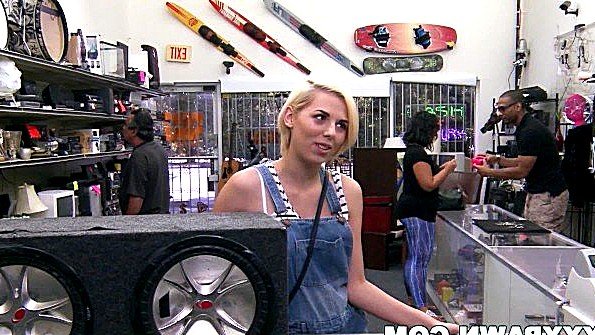 Взрослая женщина в монокле снимает трусики для анального секса