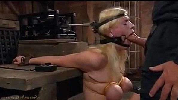 Огромный черный член погружается в рот девушки