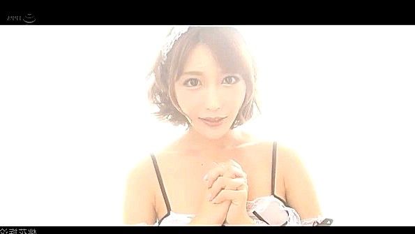 Возбужденная грудастая шлюха трахает парня в задницу