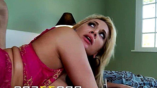 Мисс Волиция трахается в постели с невиданным энтузиазмом