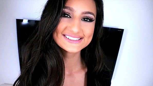 Тугая задница брюнетки возвращает гетра