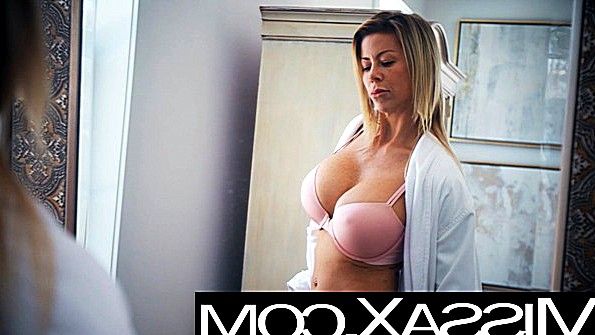 Он несет рыжеволосую мисс, чтобы снять с нее платье и трахнуть его