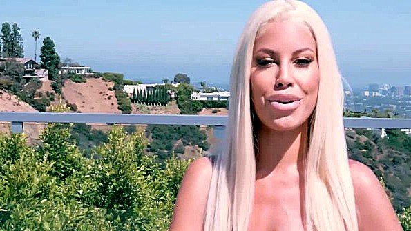 Группа продажных женщин трутся своими клиторами