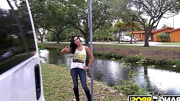 Сын хочет помочь своей матери и сестре достичь оргазма