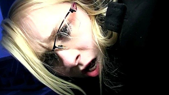 Любовная сучка трахает мужчину в постели